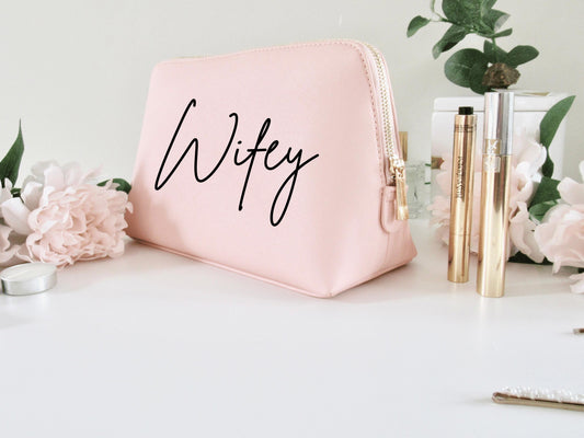 Wifey Makeup Bag/ Faux Leather Bride to Be Purse/ Cosmetic Mrs to Be Bag/ Pencil Case Gift/ Travel Accessory Clutch/ Hen Party Wife Present